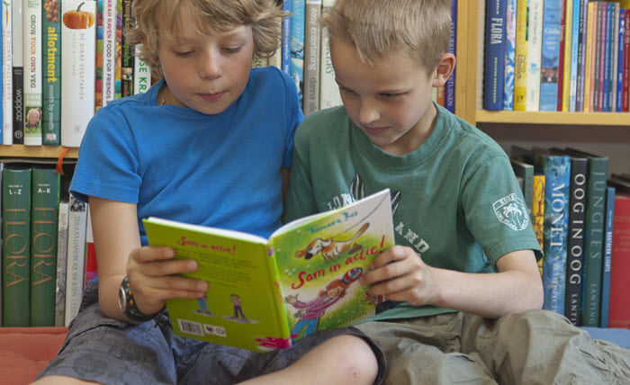 Toneellezen: kinderen lezen samen thuis